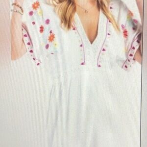 Jun&Ivy Boho White Floral Embroidered V-Neck Romper Size Small